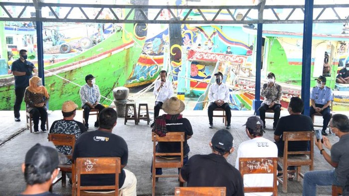 Ke Jatim, Jokowi Dialog Bareng Nelayan dan Tinjau Pabrik Perikanan Dalam kunjungan kerjanya ke Provinsi Jawa Timur, Presiden Joko Widodo (Jokowi) berdialog dengan para nelayan. Jokowi juga mengunjungi pabrik perikanan.