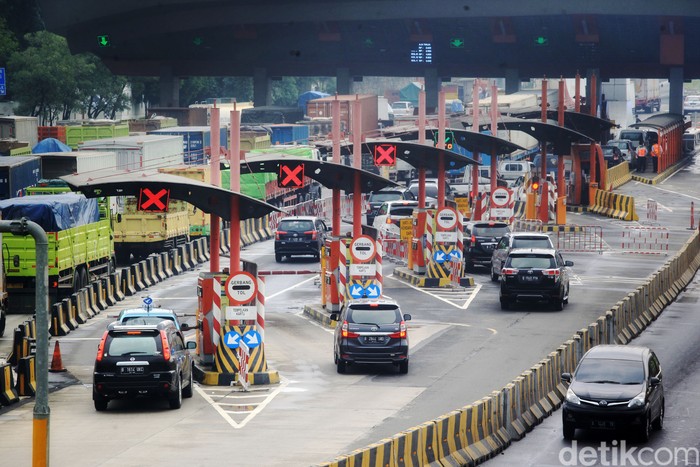Kendaraan dari Jakarta mengarah ke Merak terpantau padat merayap saat melewati di Gerbang Tol Cikupa, Banten, Kamis (5/5/2021). Kondisi ini bertepatan dengan Hari pertama pembatasan kendaraan mudik 2021.