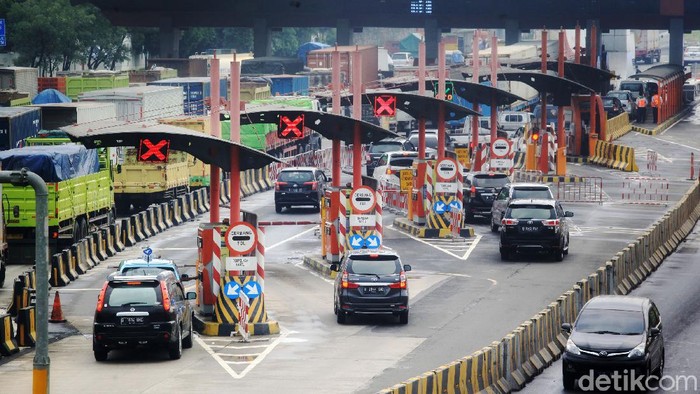 Kendaraan dari Jakarta mengarah ke Merak terpantau padat merayap saat melewati di Gerbang Tol Cikupa, Banten, Kamis (5/5/2021). Kondisi ini bertepatan dengan Hari pertama pembatasan kendaraan mudik 2021.