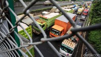 Jalur tol didominasi oleh kendaraan pribadi dan truk kontainer.