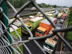 Imbas Penyekatan Gerbang Tol Cikupa Arah Merak Macet