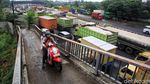 Imbas Penyekatan Gerbang Tol Cikupa Arah Merak Macet