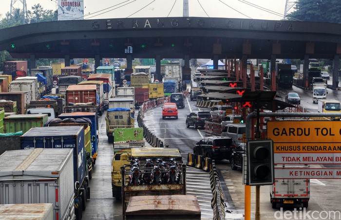 Kendaraan dari Jakarta mengarah ke Merak terpantau padat merayap saat melewati di Gerbang Tol Cikupa, Banten, Kamis (5/5/2021). Kondisi ini bertepatan dengan Hari pertama pembatasan kendaraan mudik 2021.