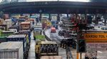 Imbas Penyekatan Gerbang Tol Cikupa Arah Merak Macet