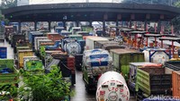 Kepadatan kendaraan terjadi di gerbang tol Cikupa, Banten, Kamis (5/5/2021).