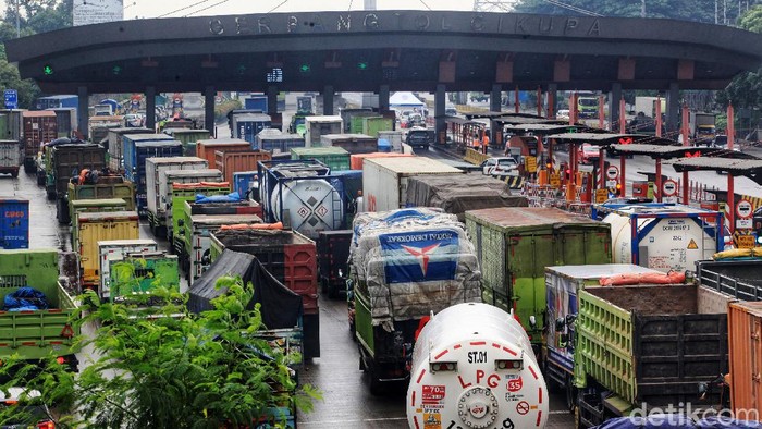 Kendaraan dari Jakarta mengarah ke Merak terpantau padat merayap saat melewati di Gerbang Tol Cikupa, Banten, Kamis (5/5/2021). Kondisi ini bertepatan dengan Hari pertama pembatasan kendaraan mudik 2021.
