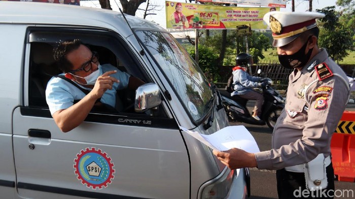 Polisi mulai melakukan penyekatan mudik lebaran 2021. Kendaraan berpelat nomor di luar Kota Bandung diberhentikan dan diputarbalik.
