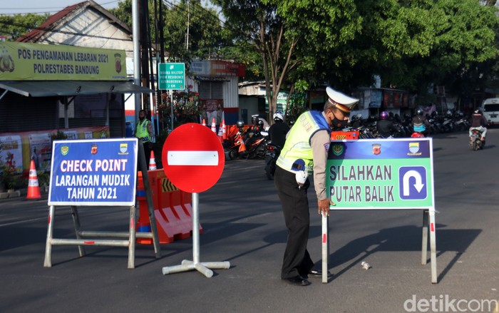 Polisi mulai melakukan penyekatan mudik lebaran 2021. Kendaraan berpelat nomor di luar Kota Bandung diberhentikan dan diputarbalik.