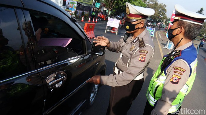 Polisi mulai melakukan penyekatan mudik lebaran 2021. Kendaraan berpelat nomor di luar Kota Bandung diberhentikan dan diputarbalik.