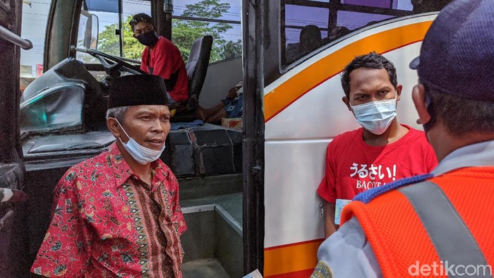Kendaraan yang terciduk mengangkut pemudik di pos penyekatan Temon, Kulon Progo diputarbalikkan, Kamis (6/5/2021)