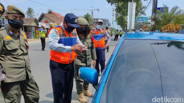 Kendaraan yang terciduk mengangkut pemudik di pos penyekatan Temon, Kulon Progo diputarbalikkan, Kamis (6/5/2021)