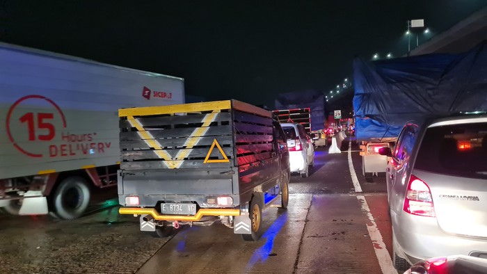 Kondisi macet akibat penyekatan larangan mudik di Tol Jakarta-Cikampek, Kamis (6/5/2021).