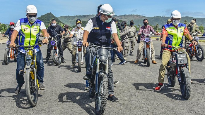 Menteri Pariwisata dan Ekonomi Kreatif Sandiaga Salahuddin Uno (kanan) bersama Direktur Utama PT Indonesia Tourism Development Corporation (ITDC) Abdulbar M Mansoer (kiri) dan Gubernur NTB Zulkieflimansyah (tengah) mengendarai sepeda listrik produksi UMKM NTB di Jalan Kawasan Khusus  Mandalika saat melakukan kunjungan kerja ke The Mandalika, Praya, Lombok Tengah, NTB, Kamis (6/5/2021). Melalui dukungan Kemenparekraf dan Lembaga Manajemen Aset Negara (LMAN), ITDC telah menyelesaikan pembebasan lahan enclave atas 29 bidang tanah dengan total luas lahan 65.267 m2 di wilayah penetapan lokasi (Penlok) 2 Jalan Kawasan Khusus The Mandalika yang nantinya akan dijadikan lokasi untuk pembangunan fasilitas penunjang penyelenggaraan MotoGP dan dan WSBK (paddock, pit building, medical centre, dan bangunan penunjang lainnya).ANTARA FOTO/Ahmad Subaidi/hp.