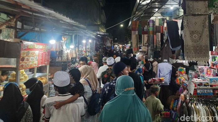 Sepekan menjelang Lebaran, peziarah mulai tampak ramai di Makam Sunan Ampel. Mereka merupakan warga Surabaya dan daerah sekitar.