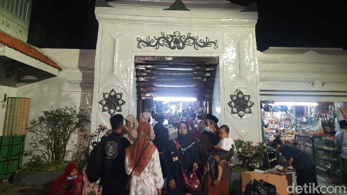 Sepekan menjelang Lebaran, peziarah mulai tampak ramai di Makam Sunan Ampel. Mereka merupakan warga Surabaya dan daerah sekitar.
