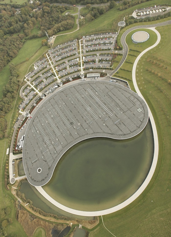 Markas McLaren di Woking WOKING - NOVEMBER 10: A view of the McLaren factory on November 10, 2006 near Woking, England (Photo by Peter Macdiarmid/Getty Images)