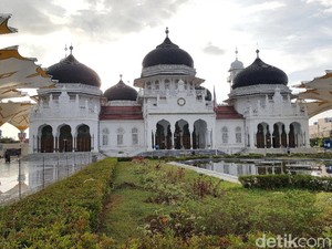 Masjid Baiturrahman Aceh Gelar Salat Id, Warga Tak Bermasker Dilarang Masuk