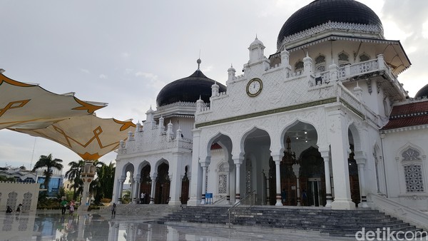 Tidak lekang dalam ingatan peristiwa tsunami yang melanda Aceh pada tahun 2004 silam. Salah satu bangunan yang selamat adalah Masjid Raya Baiturrahman. Tidak lekang dalam ingatan peristiwa tsunami yang melanda Aceh pada tahun 2004 silam. Salah satu bangunan yang selamat adalah Masjid Raya Baiturrahman.