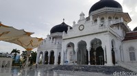 Tidak lekang dalam ingatan peristiwa tsunami yang melanda Aceh pada tahun 2004 silam. Salah satu bangunan yang selamat adalah Masjid Raya Baiturrahman.