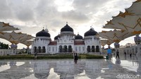 Bila dipandang dari depan, tampak 5 kubah besar yang berwarna hitam.