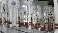 Perhatikan interiornya dihiasi dengan dinding, tangga marmer dan lantai dari China. Jendela kaca yang menawan di bagian atas, pintu kayu berdekorasi, lampu hias gantung, serta batu-batu bangunan yang berasal dari Belanda.