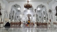 asuk ke dalam masjid kamu akan disambutnya oleh banyaknya tiang yang menyangga bangunan masjid.