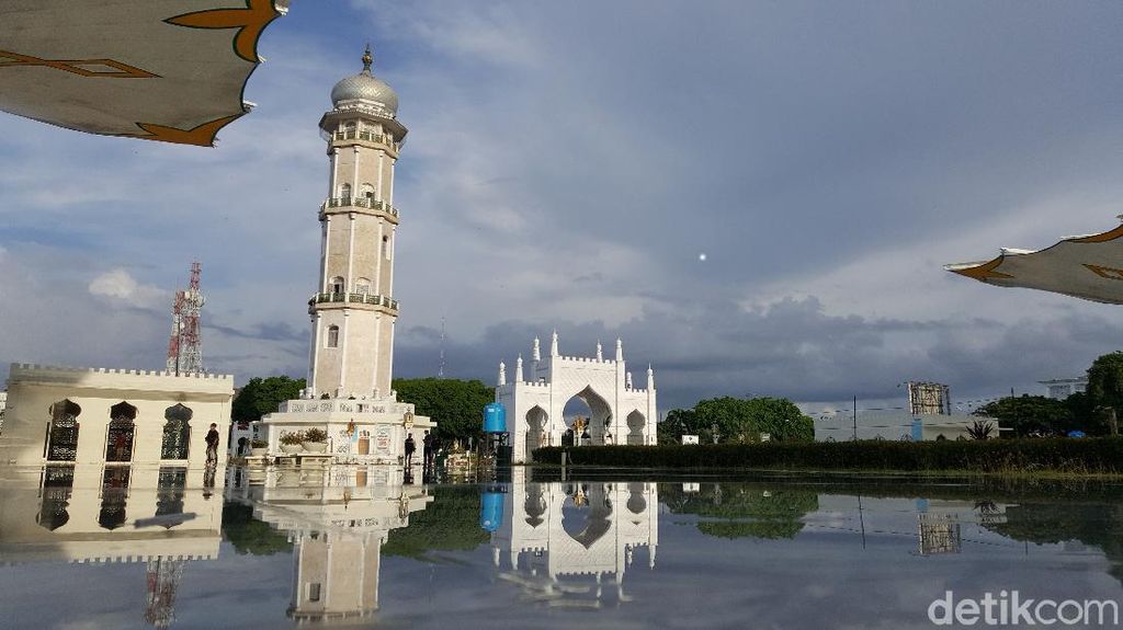 Saf Salat di Masjid Baiturrahman Aceh Kembali Rapat Usai Kasus Corona Turun