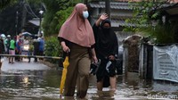 Kendaraan roda empat tidak bisa melewati jalanan ini karena diportal.