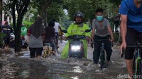 Ada beberapa motor yang memaksakan diri melintas.