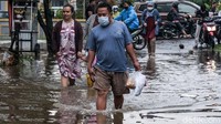 Jalanan di Kompleks Pamulang Indah ini terendam sekitar 30 cm.
