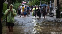 Akses yang menghubung Kompleks Pamulang Indah dengan Pamulang Estate terputus akibat jalanan terendam seusai hujan deras pada hari Kamis (6/5/2021) sore.