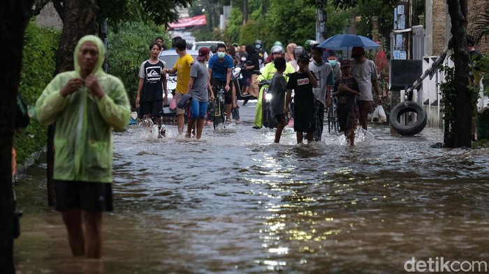 Melihat Lagi Jalanan Komplek Pamulang yang Tergenang Jalanan di Kompleks Pamulang Indah, Tangerang Selatan, Banten, terendam. Jalanan terendam seusai hujan deras yang mengguyur wilayah tersebut.
