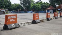 Bus-bus AKAP pun hampir tidak ada yang terparkir di sekitar terminal.