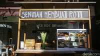 Coffee shop atau kedai kopi kini banyak bertebaran di penjuru Bali, termasuk di Ubud. Salah satu yang paling banyak direkomendasikan sejak dulu adalah Seniman Coffee yang berlokasi di Jalan Sriwedari Nomor 5.  