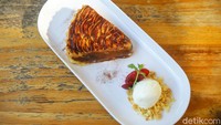 Di bagian depan mereka memajang stall berisi aneka roti segar yang tersedia. Lalu di etalase kaca, ada berbagai pastry dan dessert yang menggugah selera.  