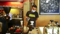 Seniman Coffee berdiri tahun 2010. Tokoh yang merintisnya adalah David Sullivan dan Rodney Glick. Keduanya sangat serius mengembangkan kopi lokal Indonesia, bahkan memanggang biji kopi sendiri di roastery yang letaknya berseberangan dengan lokasi coffee shop.  