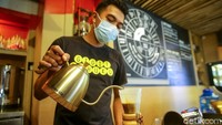 Menyebut diri sebagai boutique coffee roastery, Seniman Coffee memanggang sendiri semua biji kopi yang dijual online maupun offline. Mereka bahkan memasok biji kopi ini ke banyak kafe, restoran, jaringan hotel butik, sampai distributor kopi domestik.  