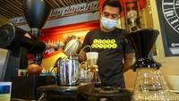 Setiap barista di Seniman Coffee akan dengan senang hati menjelaskan seluk-beluk soal kopi, termasuk kopi pesanan pengunjung. Mereka adalah barista profesional yang terlatih dan berpengalaman.  