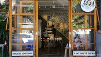 Lokasinya agak ngumpet masuk ke dalam gang, namun coffee shop ini tak pernah sepi peminat dari pagi hingga malam. Di Seniman Coffee, pengunjung bisa menikmati kopi dan rangkaian menu sarapan, makan siang, hingga makan malam.  