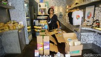 Pencinta kopi, sebaiknya tak lewatkan mampir ke Seniman Coffee saat sedang di Ubud, Bali. Selain tempatnya nyaman untuk bersantap, ragam kopi lokal Indonesia di sini terasa nikmat dan memuaskan.  