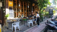 Pencinta kopi wajib mampir ke Seniman Coffee di Ubud, Bali. Di sini kamu bisa mencicipi beragam jenis kopi lokal Indonesia, sekaligus belajar soal kopi langsung dari barista.  