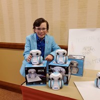 Ketika teman-teman seusianya baru mulai masuk SMP, Mike sudah mencicip bangku SMA. Ia kemudian mengambil beberapa dual enrollment class atau kelas untuk mempersiapkan diri sebelum kuliah sembari belajar di kampus. Karena itu, Mike bisa lulus SMA sekaligus D3. Foto: Instagram @mike_aighost