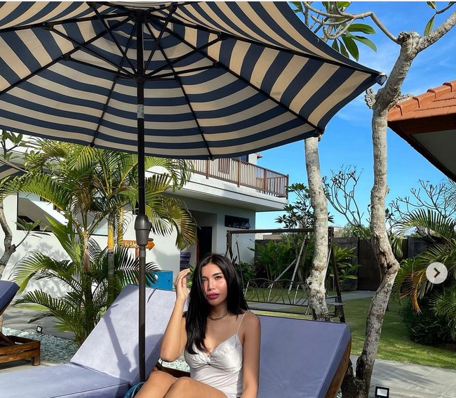 Liburan ke Bali, dan berpakaian seksi membuat netizen pun bertanya-tanya, apakah Millen menjalani puasa di bulan ramadan ini.  Foto: dok. Instagram/@millencyrus
