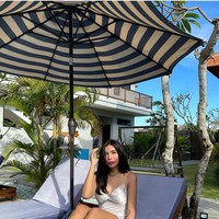 Liburan ke Bali, dan berpakaian seksi membuat netizen pun bertanya-tanya, apakah Millen menjalani puasa di bulan ramadan ini.  Foto: dok. Instagram/@millencyrus