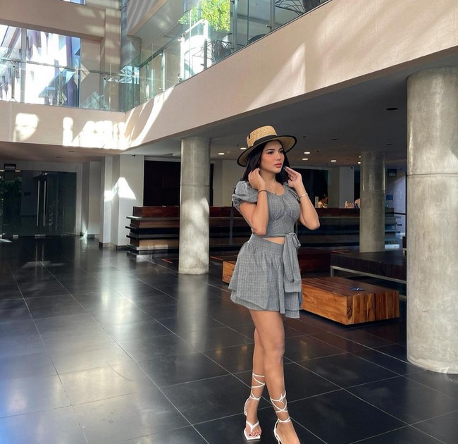 Selebgram Millen Cyrus pamer penampilan seksinya saat berlibur ke Bali. Pilihan busananya itu memancing kritikan netizen.  Foto: dok. Instagram/@millencyrus