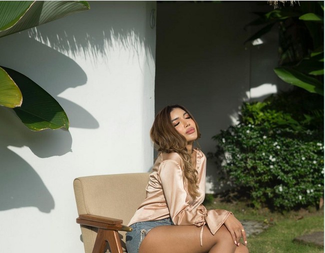 Di foto lainnya, Millen pun pamer paha. Tidak sedikit netizen yang berkomentar agar Millen lebih memperhatikan auratnya. Auratnya tolong mbak milen, tulis netizen.  Foto: dok. Instagram/@millencyrus