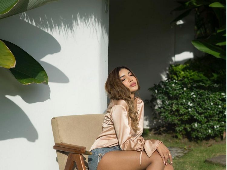 7 Penampilan Seksi Millen Cyrus di Bali yang Dinilai Tak Hormati Bulan Puasa