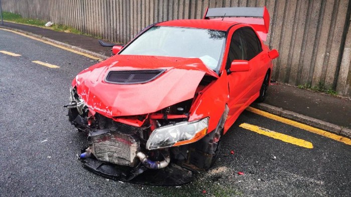 Mitsubishi Lancer Evo kecelakaan