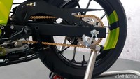 Motor pun juga terlihat lebih padat, jika sebelumnya menggunakan ukuran ban depan 100/80 diganti menjadi 120/70, sedangkan ban belakang 130/70 berganti menjadi 150/70 menggunakan ban merek FDR Maxtreme. Foto: Ridwan Arifin