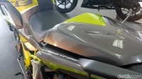 Selain bermain airbrush grafis, beberapa variasi pemanis ikut dipasang. Istilahnya obat ganteng itu dijual juga di bengkel resmi Honda seperti fender eliminator, seat cowl, fuel lid pad, dan engine cover. Foto: Ridwan Arifin